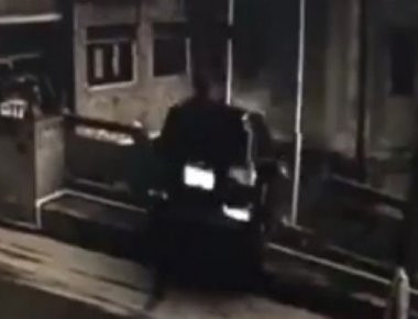 Απορίας άξιον! Πώς τα κατάφερε να πέσει από τη γέφυρα; (βίντεο)